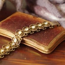 老又好古董珠寶 金色蕾絲雕花透光萊茵石手鍊 BR255