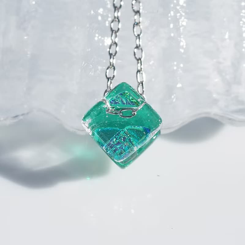 ５月誕生石ガラス(エメラルド【プチ】)チェーンネックレス【綿紐、シルバー925選べます】【受注制作】