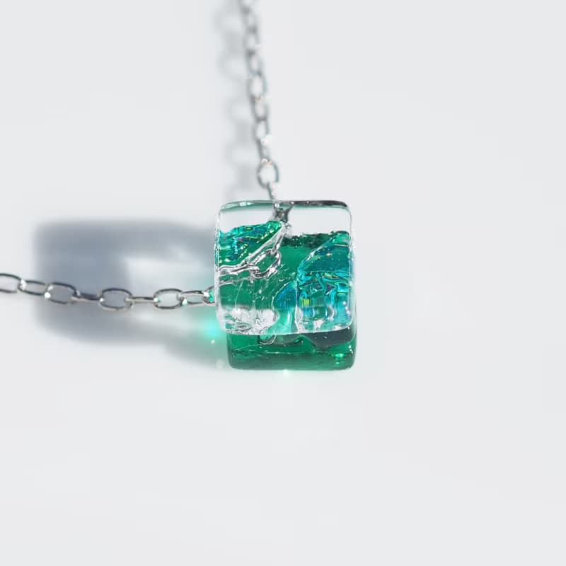 ５月誕生石ガラス(エメラルド【プチ】)チェーンネックレス【綿紐、シルバー925選べます】【受注制作】