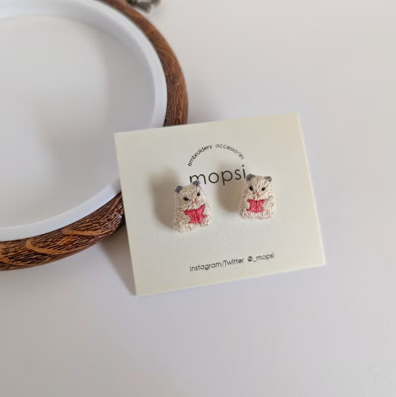 本を読むキンクマ 刺繍ピアス/イヤリング
