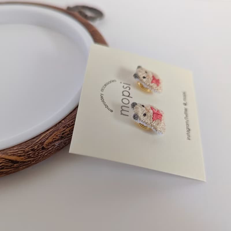 本を読むキンクマ 刺繍ピアス/イヤリング