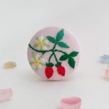 いちごといちごの花の刺繍ブローチor刺繍ヘアゴム