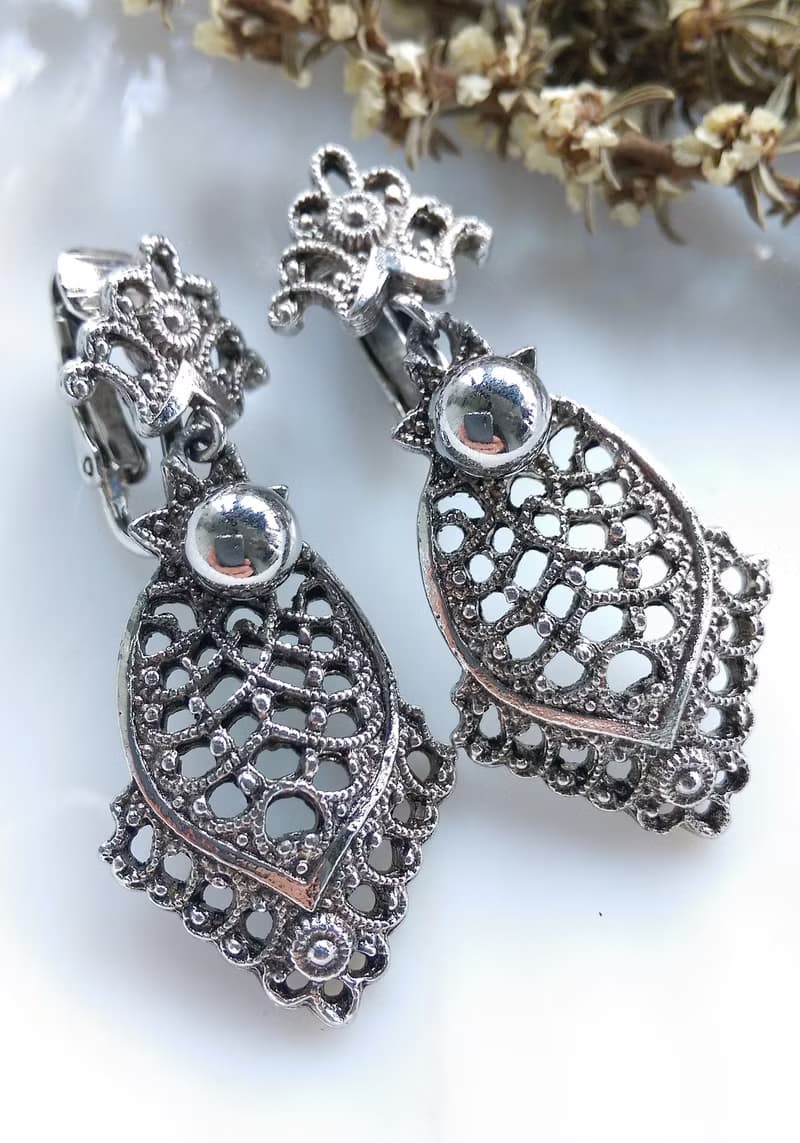 Vintage Jewelry 西洋古董飾品 Celebrity  銀色調 垂墜 夾式耳環