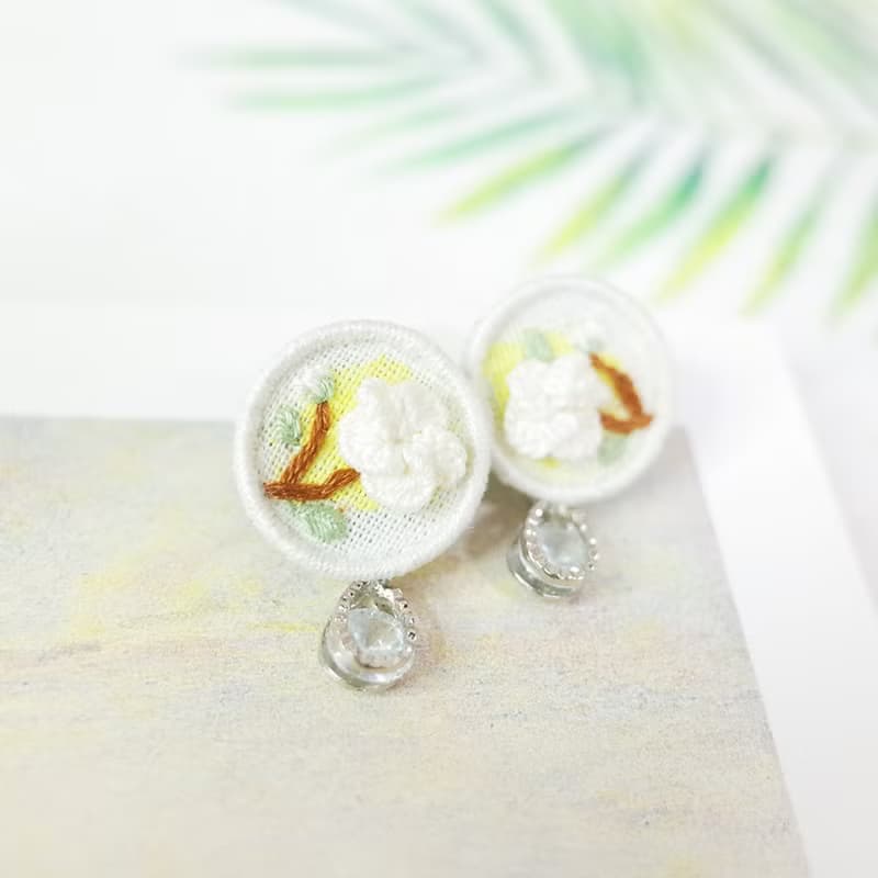 梅花 半立體花瓣手刺繡貼耳耳環 耳夾/耳針
