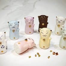 林函葦藝術白瓷印-粉彩招財貓 鑲嵌彩色寶石、描金