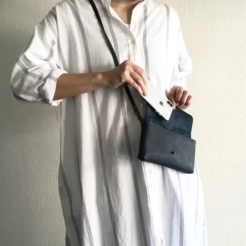 牛シュリンクレザーと牛床ベロアのシンプルお財布ショルダー【ネイビー】