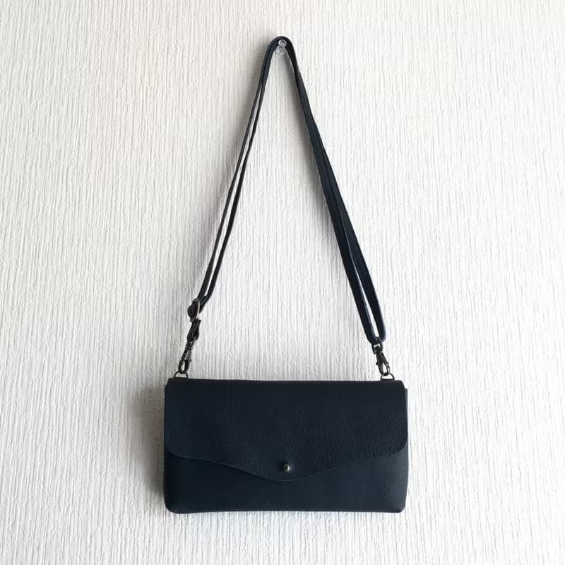 牛シュリンクレザーと牛床ベロアのシンプルお財布ショルダー【ネイビー】