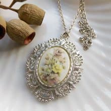 【西洋古董飾品】淡雅 花卉 知性白  項鍊 大墜項鍊