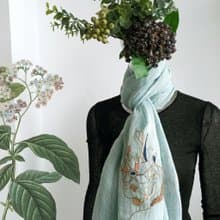 可穿戴的藝術品 手工刺繡全麻雙色藝術圍巾 - 花叢中的女孩