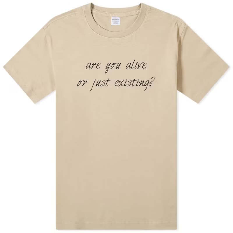 alive or just existing 中性短袖T恤 卡其色 手寫文字禮物英文