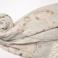 【精品禮盒】釘珠喀什米爾水煮羊毛刺繡圍巾披肩拼透紗淺米灰藤蔓