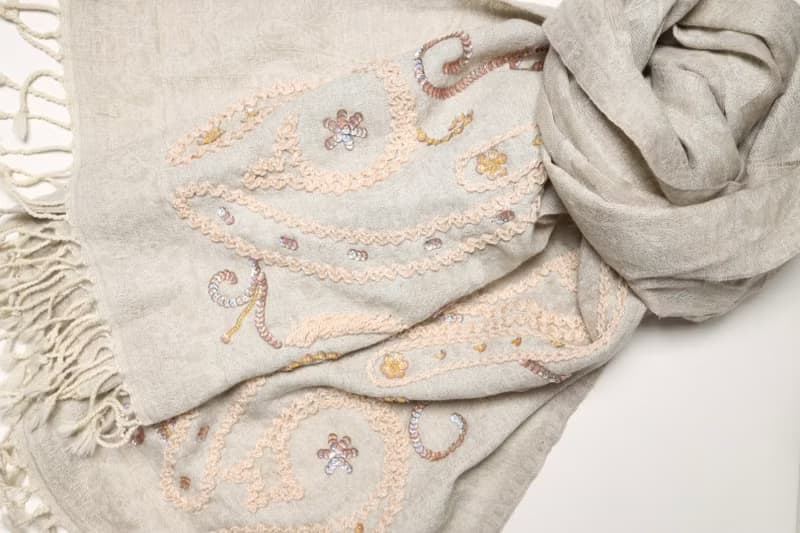 【精品禮盒】釘珠喀什米爾水煮羊毛刺繡圍巾披肩拼透紗淺米灰藤蔓