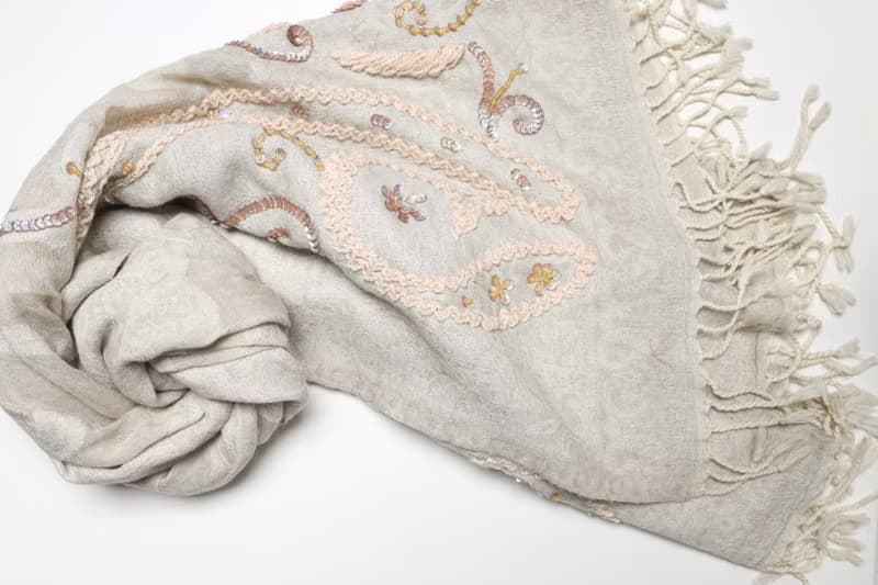 【精品禮盒】釘珠喀什米爾水煮羊毛刺繡圍巾披肩拼透紗淺米灰藤蔓