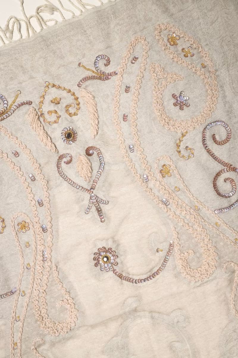 【精品禮盒】釘珠喀什米爾水煮羊毛刺繡圍巾披肩拼透紗淺米灰藤蔓