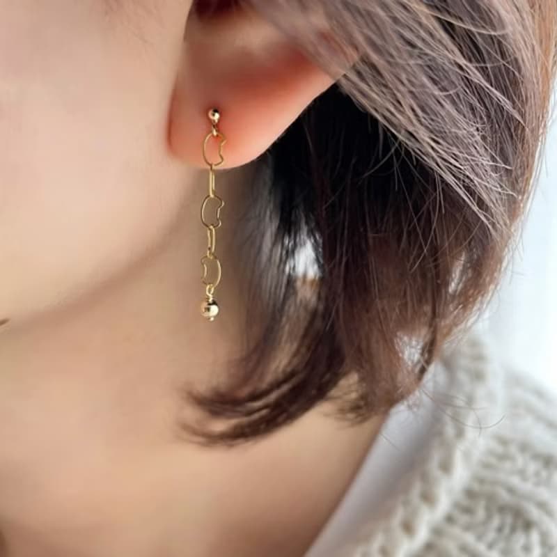 猫チェーン・軽やか猫ピアス 14kgf  ポストピアスorフックピアス