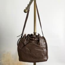 【 日本直送　名牌中古包 】LOEWE ロエベ ショルダーバッグ ブラウン アナグラム ナッパレザー 巾着 vintage ヴィンテージ オールド kki5m4
