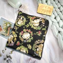 袋物系列-日本絕版棉布料花圈黑底兔L型拉鍊袋鋪棉-電子書保護套