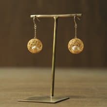 ひらり糸玉パール入りイヤリング・オーカー