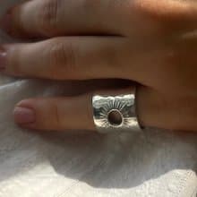 神圣的银戒指太阳圈。 锤击和抛光 夏天飾品