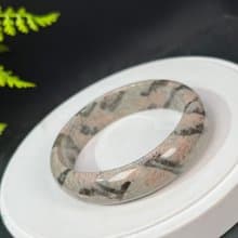 獨特長石手鐲63MM 玉化高瓷星光 肉紅色飄綠小寬條景鐲 緩解壓力