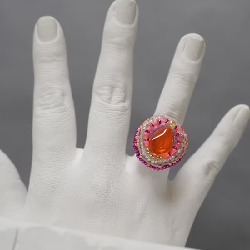 スカーフリングにも おしゃべりな指輪215 フリーサイズ　ビーズ刺繍のリング　オレンジ　ビビッド　おおぶりリング