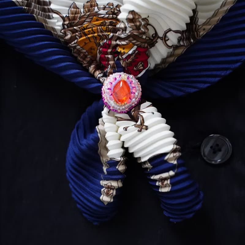スカーフリングにも おしゃべりな指輪215 フリーサイズ　ビーズ刺繍のリング　オレンジ　ビビッド　おおぶりリング