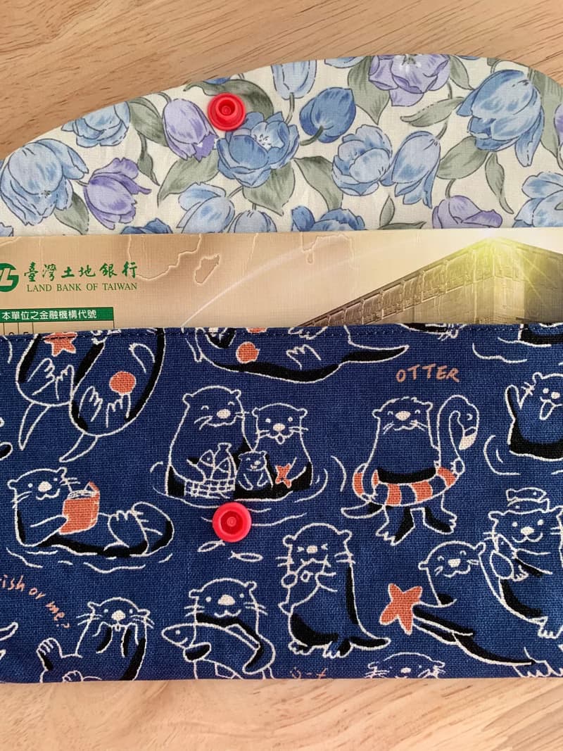 文青風優質萬用存摺袋 水獺樂悠遊 魅力藍  美好夏季 禮物 收納