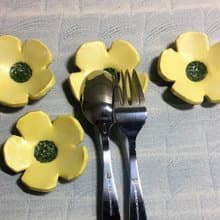 簡簡單單黃色花形筷子架_陶器筷架