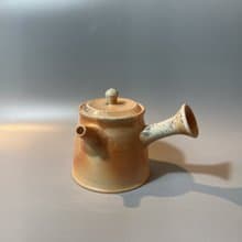 柴燒瓷土內蓋直立側把茶壺  / 小平凡手作