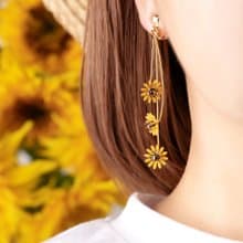 K14gf  ゆれるひまわりの花　大ぶりピアス(イヤリング変更可)