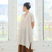 OMAKE 寬版落肩V領長上衣 / 慕斯布 米白