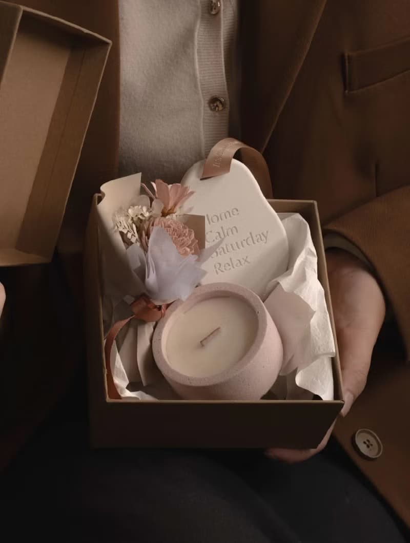 【 禮盒組 】磨石水泥香氛蠟燭 x 環保香氛磚 x 小花束套組
