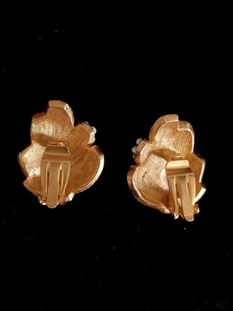 vintage jewelry 典雅金色珍珠萊茵花卉 夾式耳環