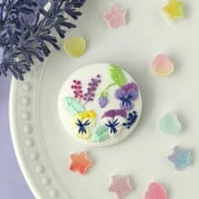 小さくて可愛いビオラ、パンジーの刺繍ブローチ　白