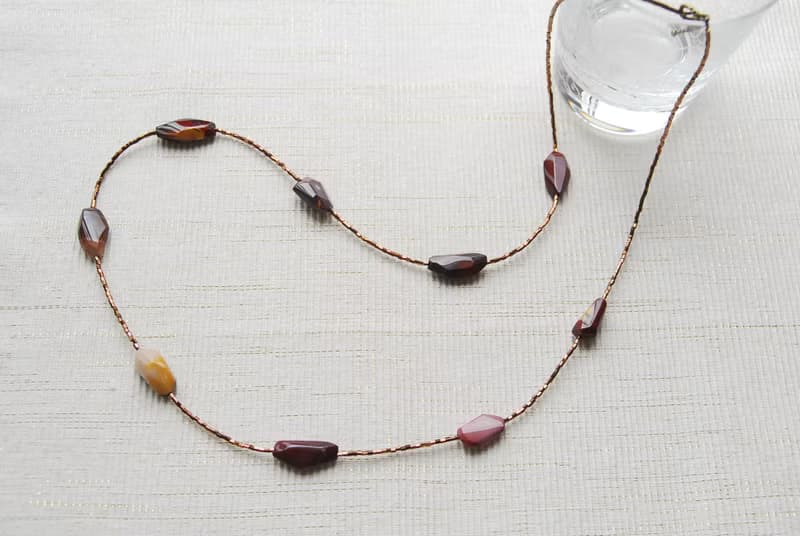 再販　ムーアカイトタンブルとビーズのチョコレートのようなネックレス