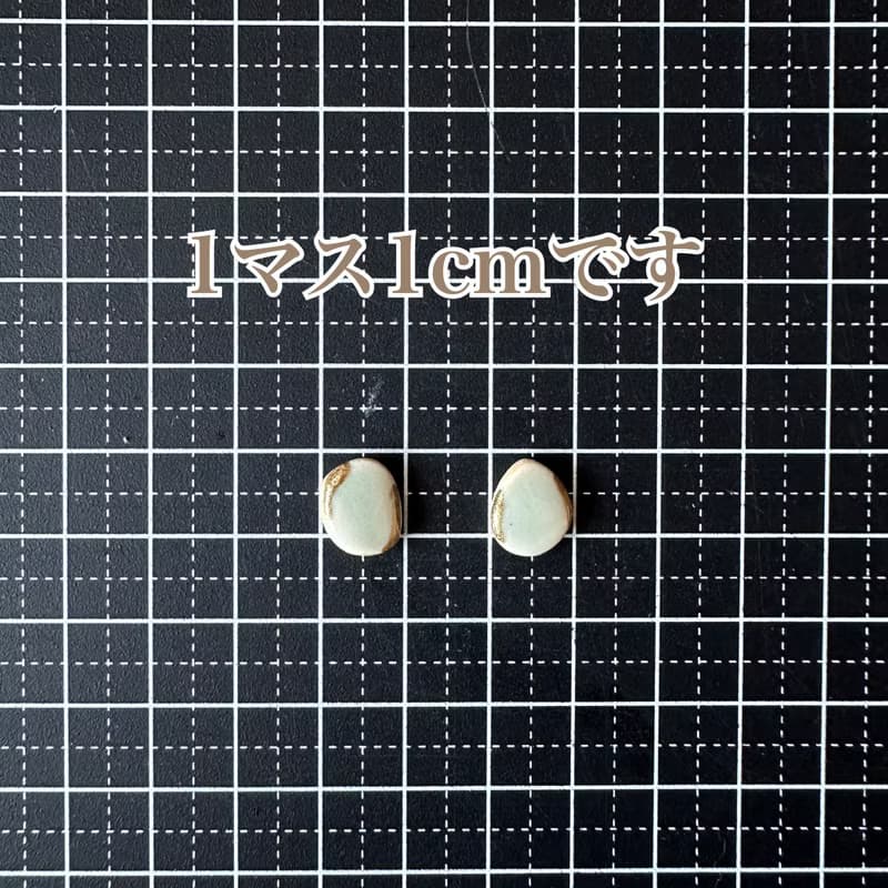【再販】淡い エメラルドグリーン 金継ぎ ライン 陶器 ピアス イヤリング ノンホールピアス 青 ブルー グリーン 緑 青磁 ゴールド 金 小ぶり 小さい シン