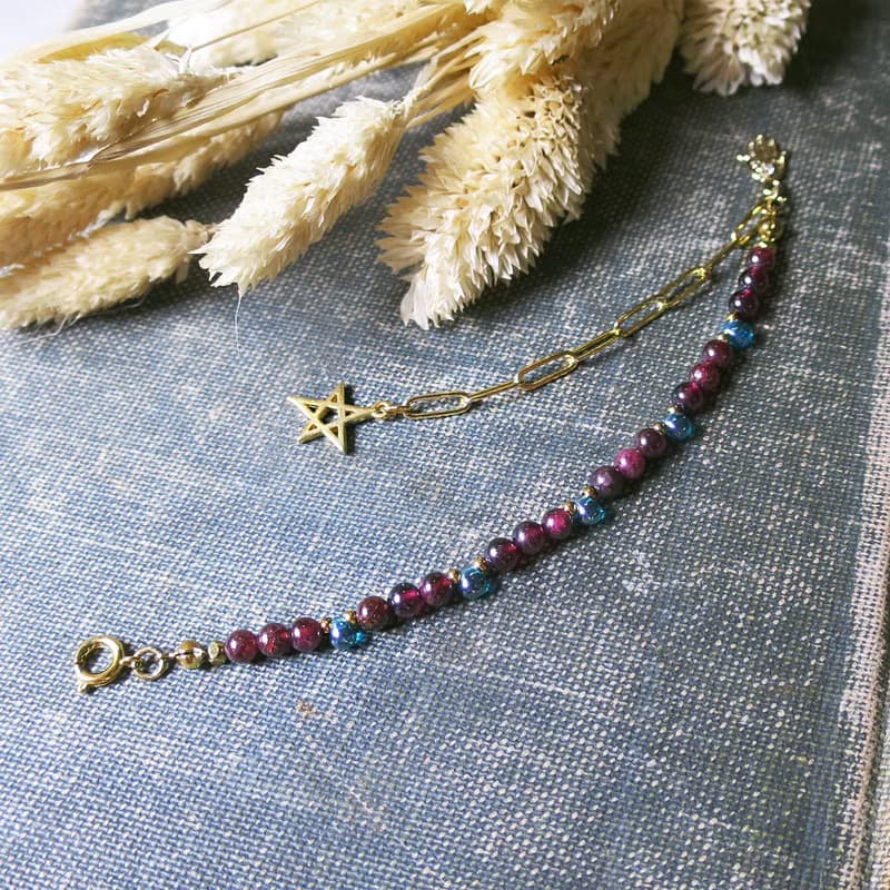 VIIART。翩翩-紅。石榴石護身符法蒂瑪之手黃銅鍍金手鍊