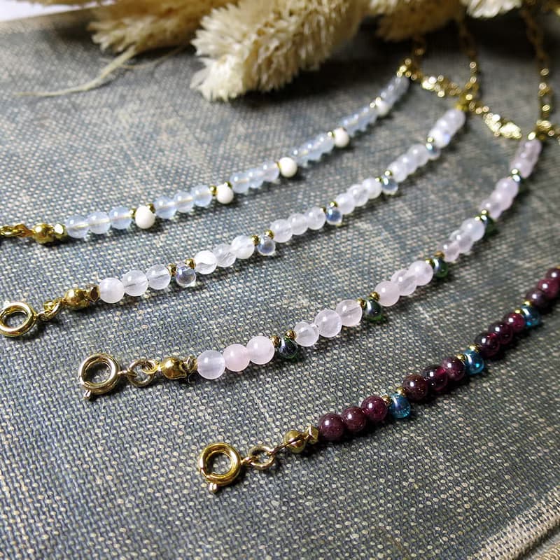 VIIART。翩翩-紅。石榴石護身符法蒂瑪之手黃銅鍍金手鍊