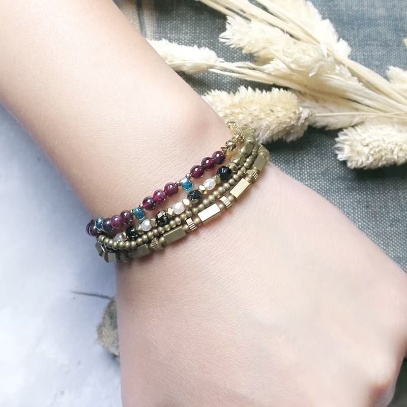 VIIART。翩翩-紅。石榴石護身符法蒂瑪之手黃銅鍍金手鍊