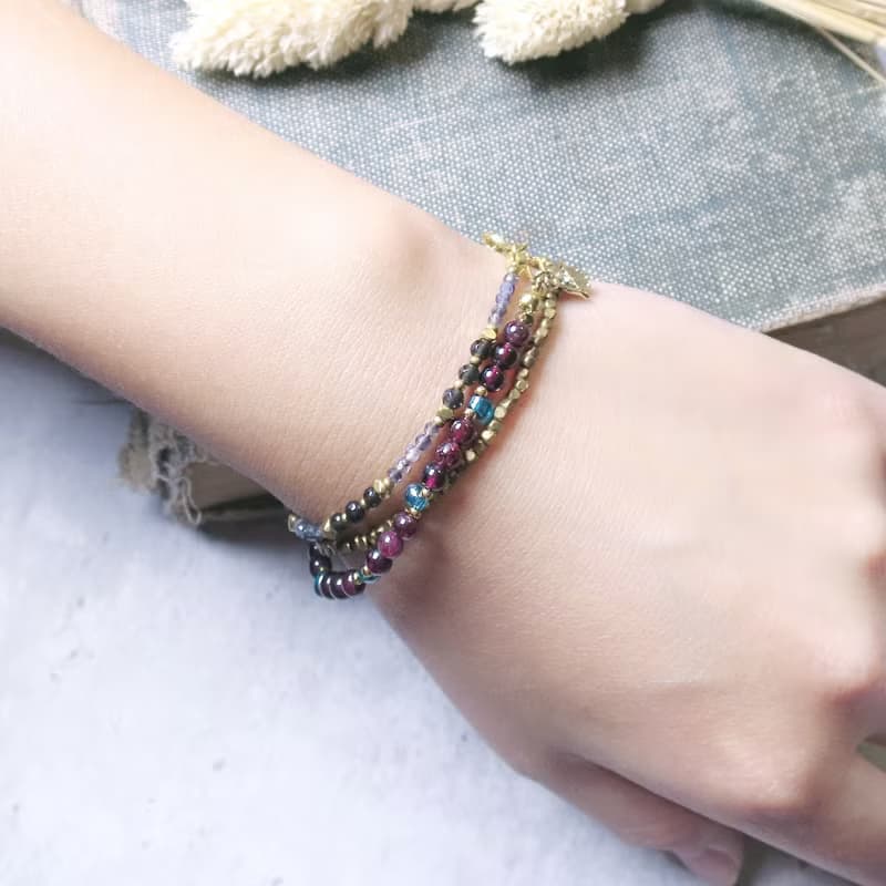 VIIART。翩翩-紅。石榴石護身符法蒂瑪之手黃銅鍍金手鍊