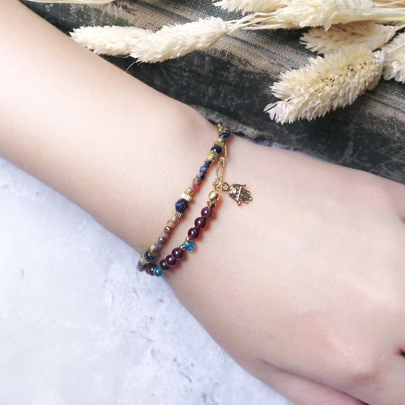 VIIART。翩翩-紅。石榴石護身符法蒂瑪之手黃銅鍍金手鍊