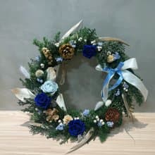 永生雪松玫瑰花圈。藍色聖誕