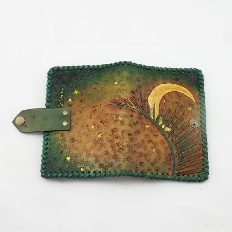 山棕月 (傳統雕法 )皮革護照夾