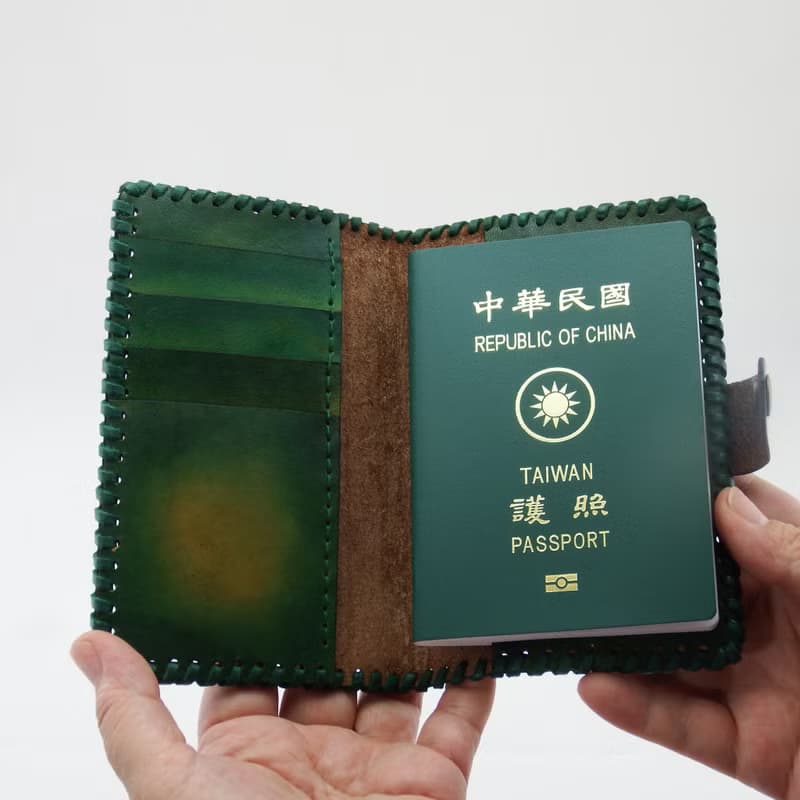 山棕月 (傳統雕法 )皮革護照夾