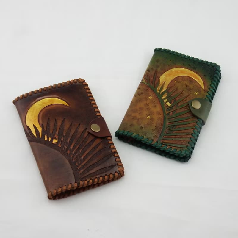 山棕月 (傳統雕法 )皮革護照夾
