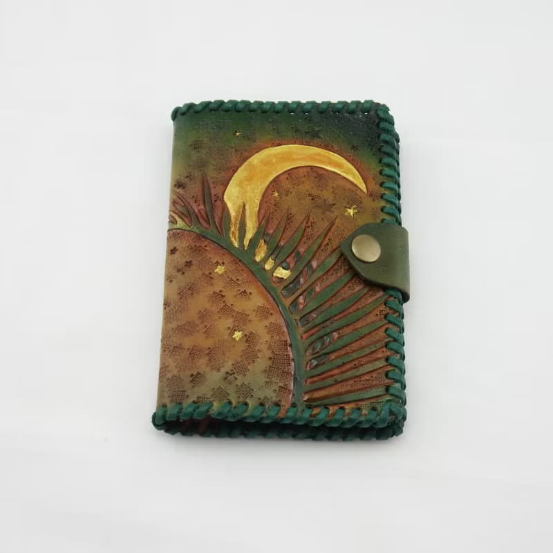 山棕月 (傳統雕法 )皮革護照夾