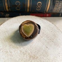 愛心巧克力戒指 日本白瓷 自然釉色 無限色調 真皮革 藝術等級