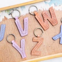 【頭文字 U｜V｜W｜X｜Y｜Z 英文字母鎖匙扣—白蠟皮組｜W.W 】好好縫 皮革材料包 手工包 擦蠟皮 匙扣 鑰匙圈 簡約實用 意大利皮 植鞣革 皮革DIY