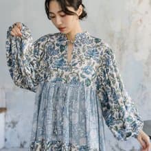 小領前綁帶分層大袖洋裝_藍花