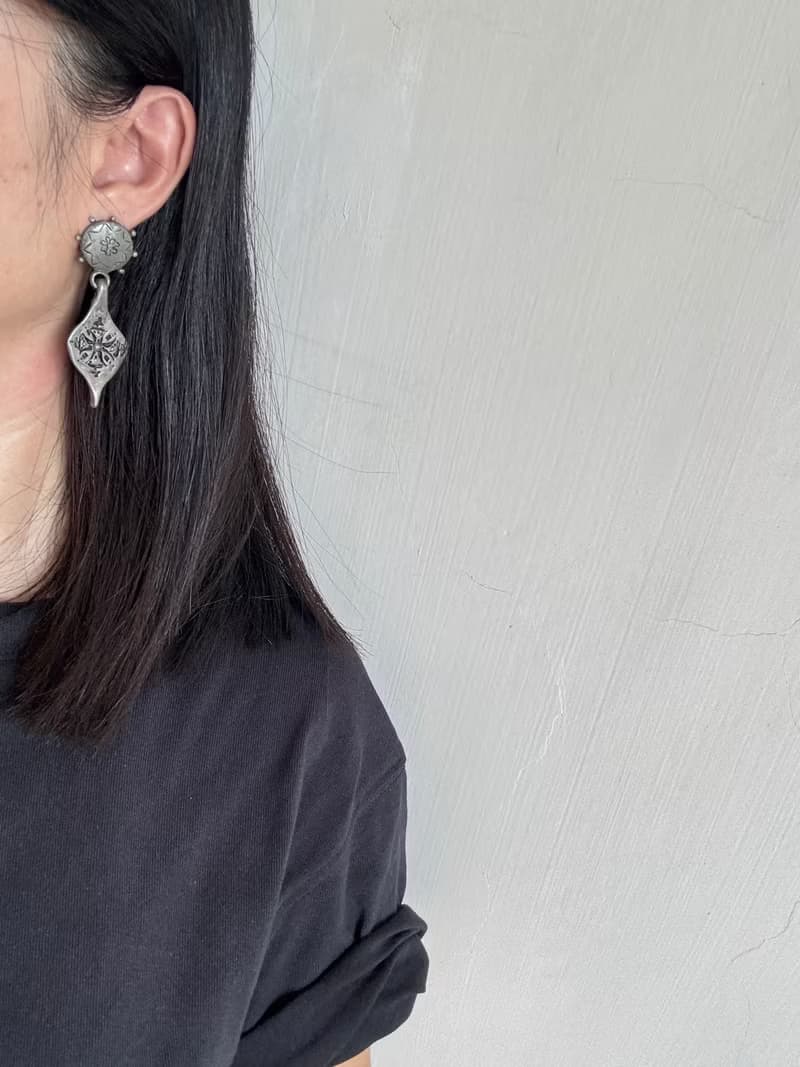 古董黑灰銀色垂墜夾式耳環 C1129